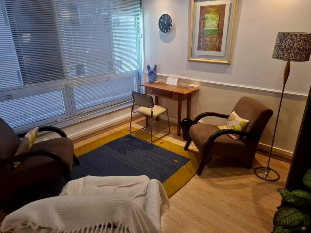 Sala de atendimento com poltrona e tapete azul