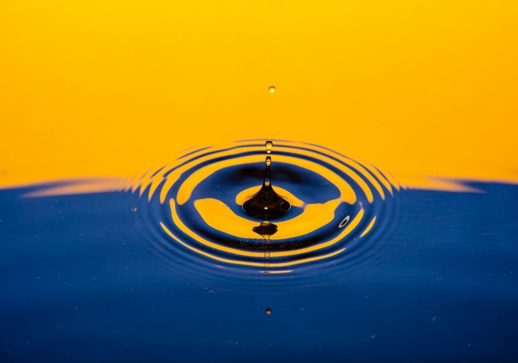 Gota d'água formando ondas em azul e amarelo